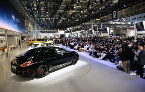 閃電貓耀夜版亮相車展，歐拉首次推出百萬(wàn)級(jí)自修復(fù)車漆